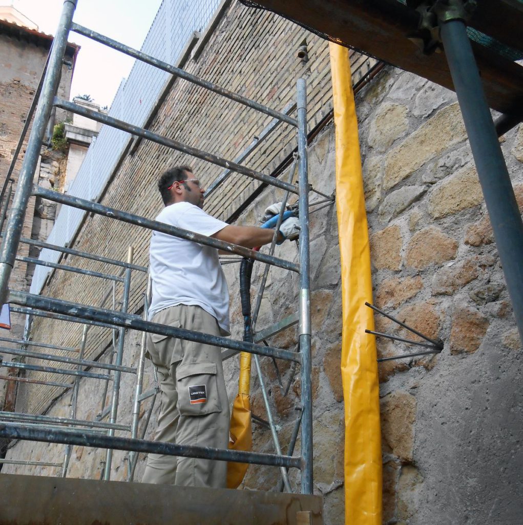 Le iniezioni della resina di Uretek Idro cp200 sono state compiute per punti orizzontalmente al piano di calpestio partendo dalla linea più bassa della muratura.