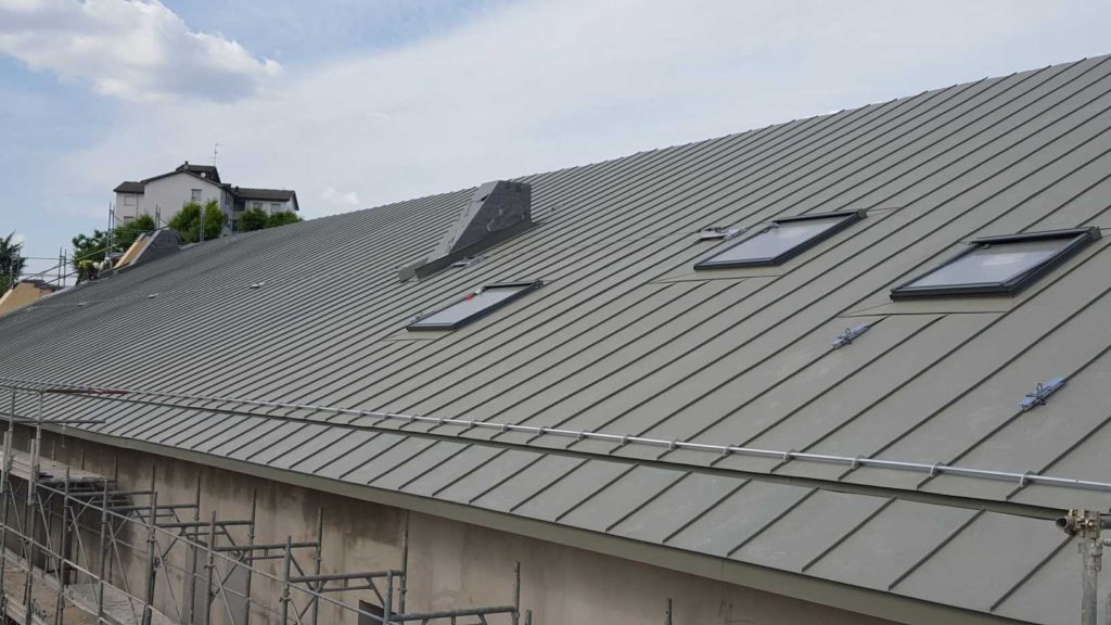 I pannelli Isotec Linea, scelti nel passo 350 e spessore 120 mm, sono stati fissati in copertura con tasselli da 180 mm al calcestruzzo sottostante, assicurando la massima stabilità del pacchetto.