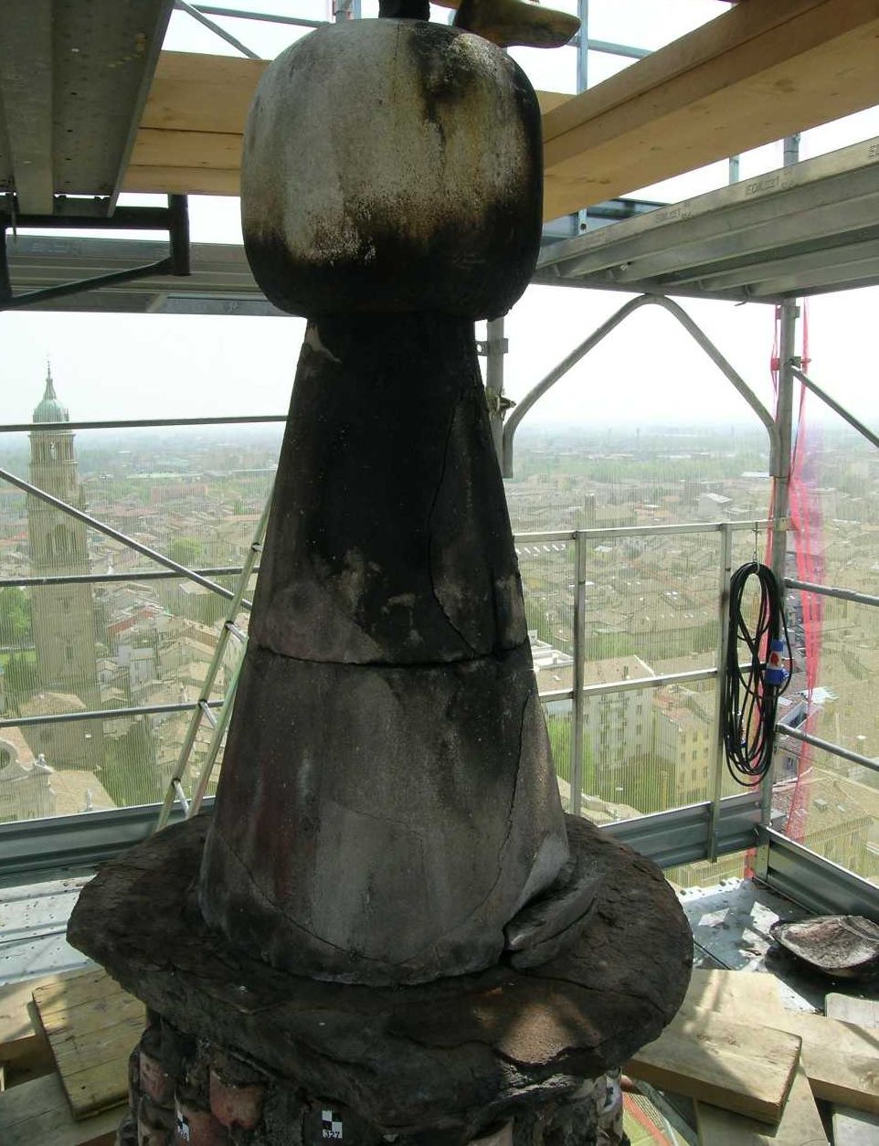 Consolidamento della parte terminale della cuspide divenuto complesso a causa degli elementi lapidei fratturati.