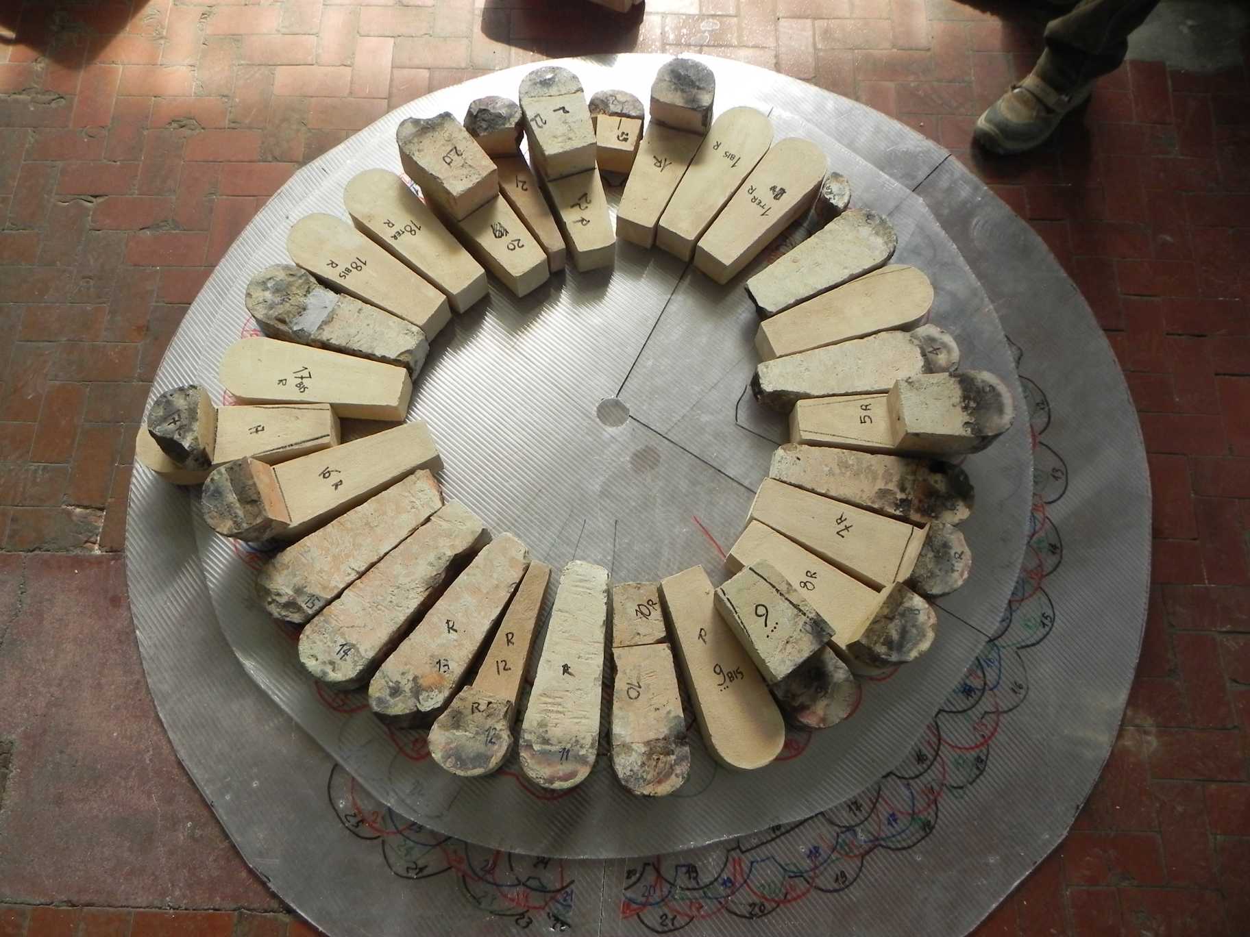 Lo smontaggio dei conci maiolicati e la successiva ricomposizione hanno rispettato l’esatta sequenza e il posizionamento dei singoli conci nella sua struttura originaria.