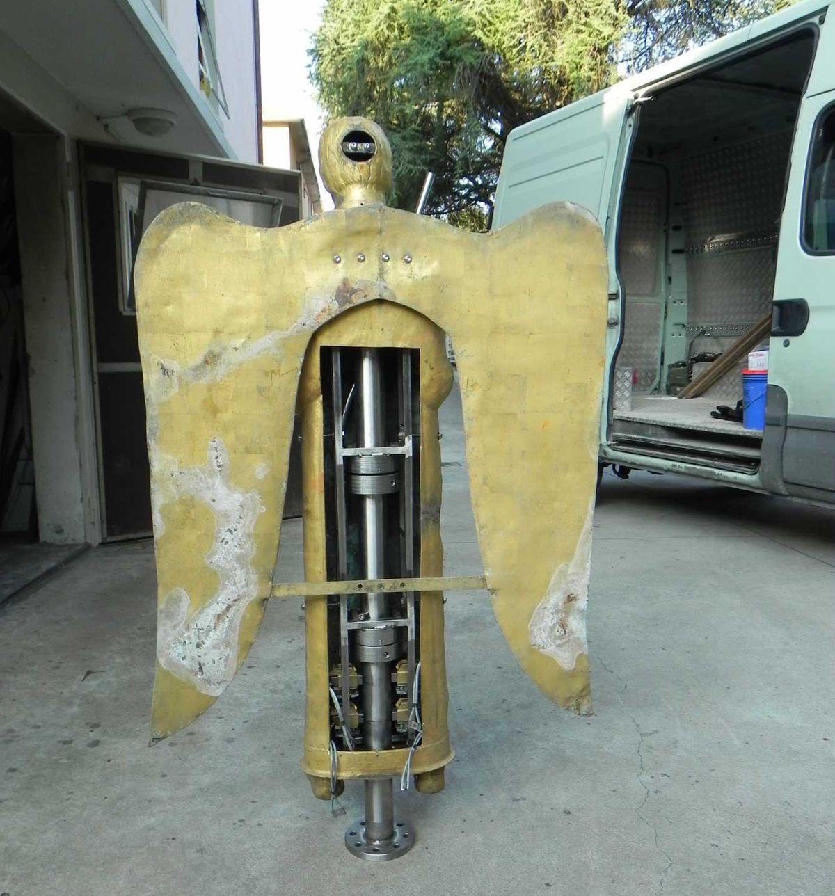 All’interno del cavo della statua dell’angelo anemografo sommitale del campanile è stato posto un sistema di trasmissione delle scariche atmosferiche.