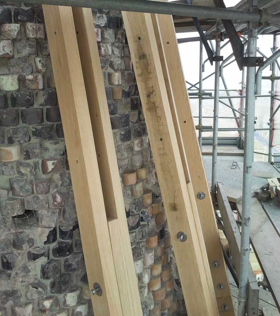 Per la posa dell’assito superficiale sono state utilizzate travi in legno multistrato marino di conifera a incollaggio fenolico, di notevole spessore per migliorare la stabilità della struttura evitando gli effetti negativi delle fessurazioni connesse al ritiro delle fibre in dipendenza alla notevole escursione termica a cui è sottoposta la struttura posta in quota.