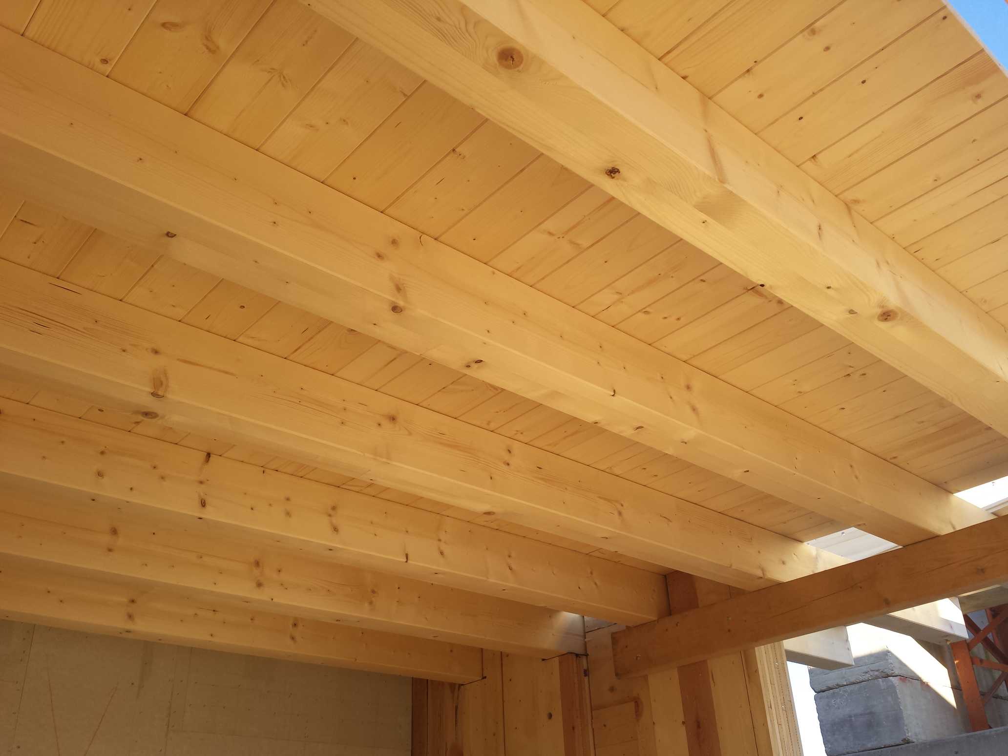 Solaio in travi di legno e tavolato.