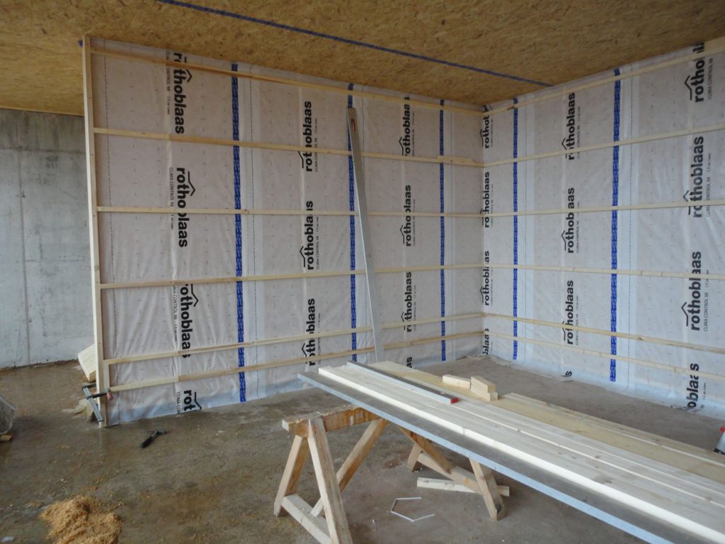 . Interni. Posa dell’isolante termico in fibra di legno, della controlistellastura e della membrana di tenuta all’aria e posa della fibra di canapa tra la seconda listellatura. 