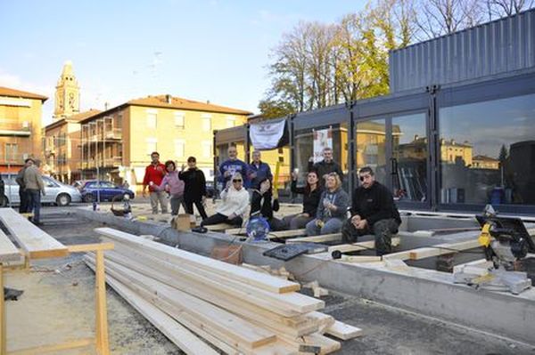 L'esempio di utilizzo dei container rigenerati. Cavezzo 5.9 è lo shopping center metropolitano realizzato sulle macerie del sisma che colpì l’Emilia nel maggio del 2012. Per la struttura, realizzata in sei mesi, furono utilizzati 34 container marittimi da 40 piedi a fine corsa forniti da Phoenix International.
