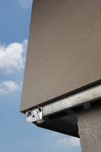 Estetica dall’effetto continuo senza ancoraggi a vista. Tonalità naturali giocano con effetti di contrapposizione al colore scuro della pittura scelta per la finitura dei piani mansardati.