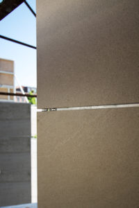 Le lastre, opportunamente fresate, sono state fissate direttamente al correntino tramite ganci a scomparsa.