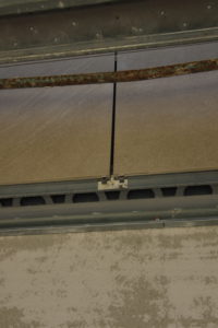 Dopo il fissaggio meccanico dei pannelli al supporto murario si è provveduto alla posa dei rivestimenti in lastre di gres porcellanato 120x60 cm