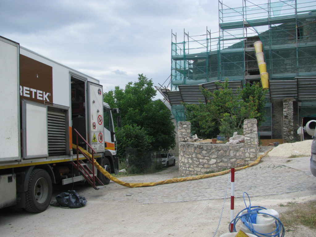 L’edificio del 1880 e particolare della cavità antropica.