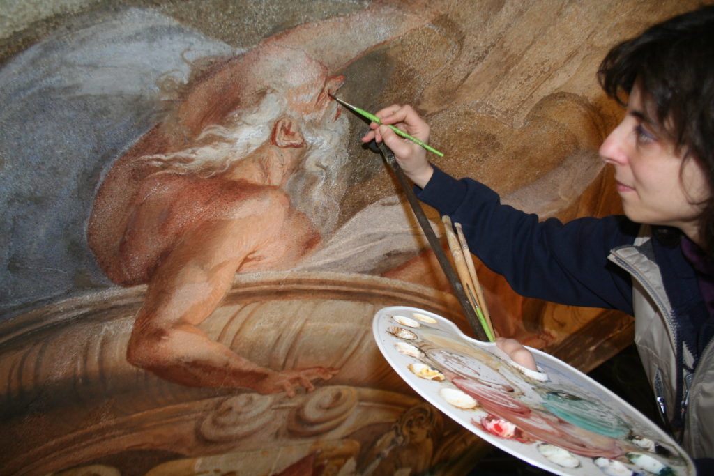 Il ciclo di dipinti murali all’interno dell’edificio è stato realizzato con una buona tecnica ad affresco, su intonachino di malta di calce e inerti misti, steso su arriccio e lisciato, con parti pittoriche eseguite a secco.