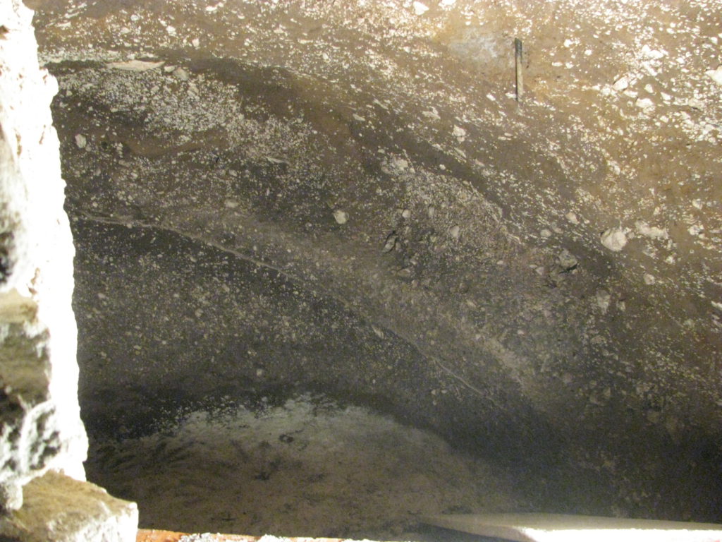 L’edificio del 1880 e particolare della cavità antropica.