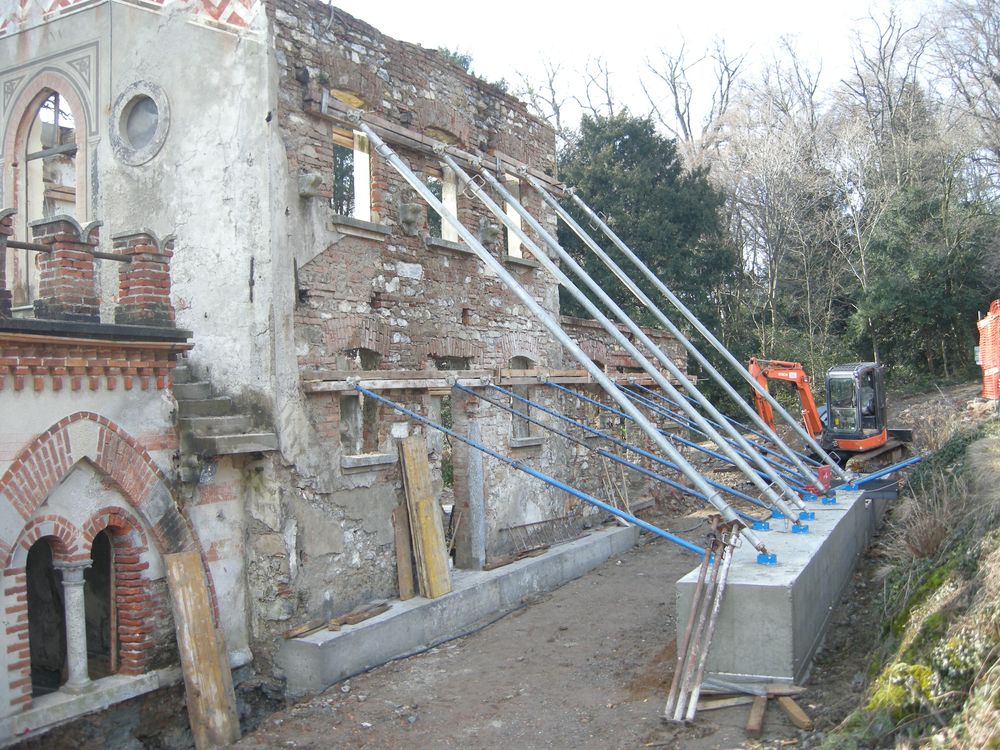 Villa Amalia | Puntellatura di sostegno della muratura esistente.