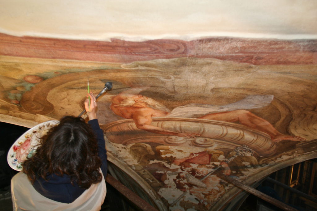 Un dettaglio durante e dopo i lavori. Ampie zone degradate, per effetto delle infiltrazioni di acqua meteorica, nel tempo, hanno causato macchie, efflorescenze saline, disgregazioni e sollevamenti di pellicola pittorica e di intonachino dovuti al fenomeno della solfatazione. Durante il cantiere è stato eseguito il riconoscimento dei sali solubili.