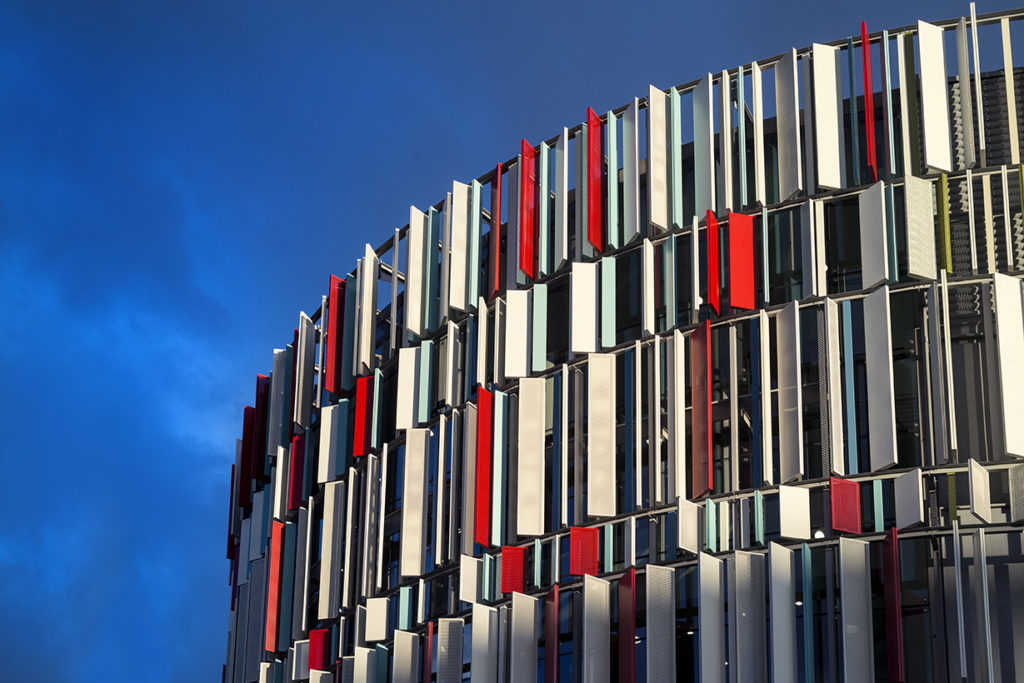 Particolare della nuova facciata del Centro Sarca (foto Dario Tettamanzi)