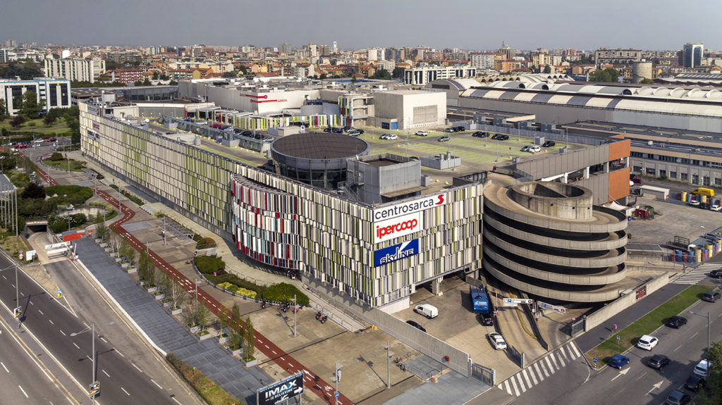 L'esterno del Centro Sarca (foto Dario Tettamanzi)