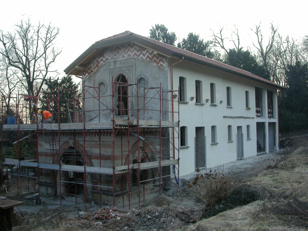 Villa Amalia | Sistemazione degli esterni, rifacimento terrazzino. È stata riproposta la ricostruzione del paramento in mattoni e la finitura con intonaco.