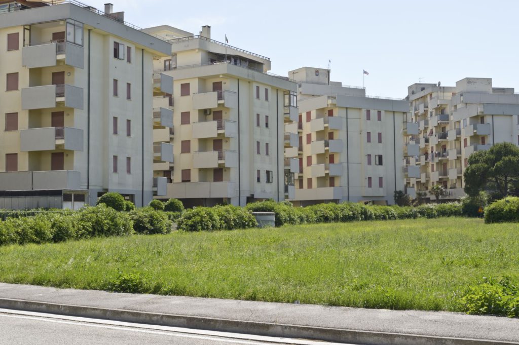 ©Silvia Vespasiani | Esempio di urbanizzazione balneare nelle Marche.