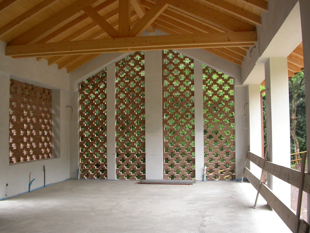 Villa Amalia | Chiusura delle pareti esterne con i crocitti. Sono stati utilizzati mattoni con caratteristiche tipologiche simili a quelle esistenti nei fabbricati rurali attigui.