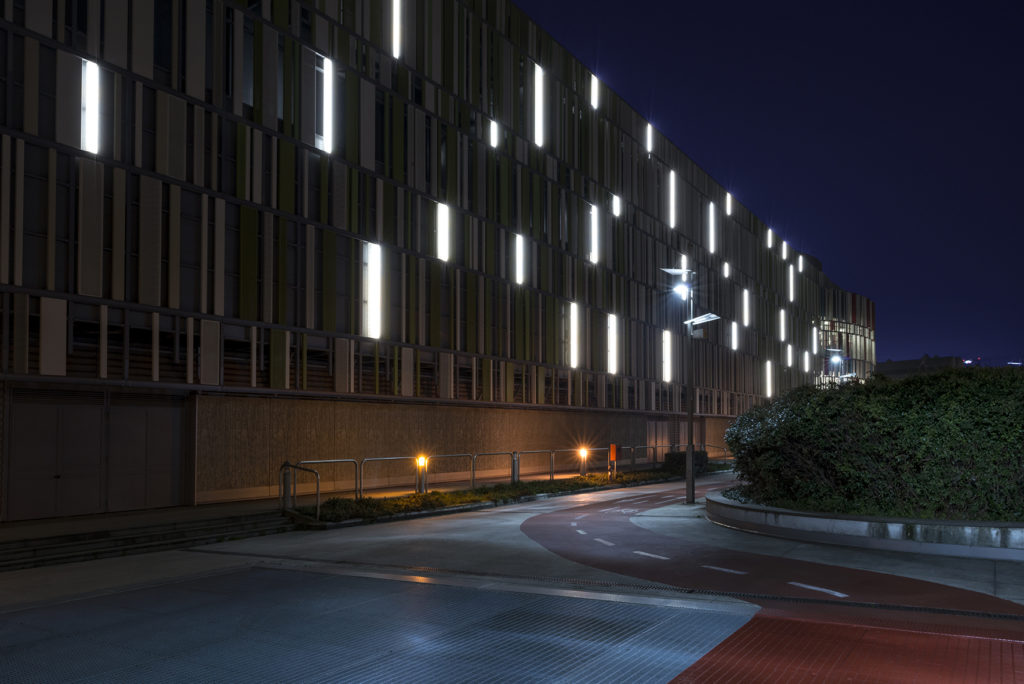 Lamelle della facciata del Centro Sarca (foto Dario Tettamanzi)