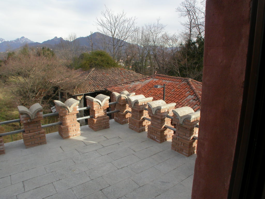 13-foto-33-particolare-rifacimento-pavimentazione-e-restauro-merlatura