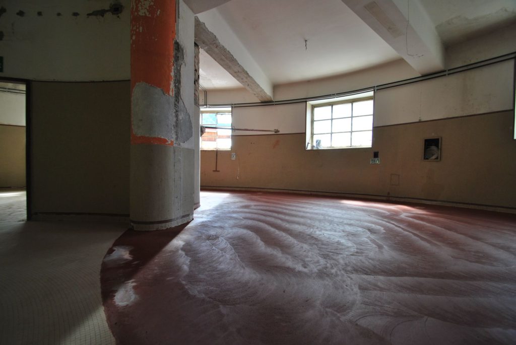 Il getto del nuovo pavimento.