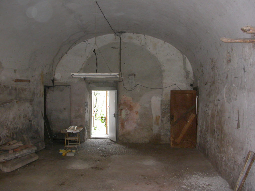 Villa storica | La saletta di lettura prima dell’intervento e dopo con particolare della nuova pavimentazione in gres porcellanato smaltato.