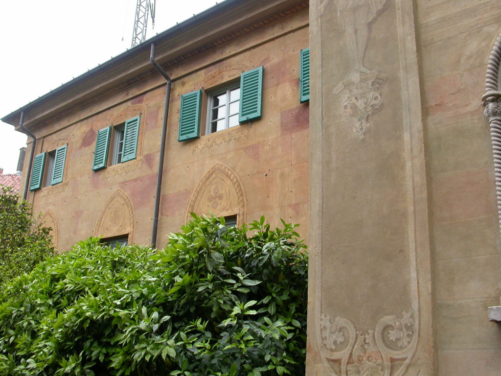 Villa storica | Particolari del restauro degli elementi pittorici e decorativi. Gli interventi hanno previsto reintegrazioni pittoriche, in alcuni casi solo del colore, in altri dei contorni delle figure, oppure, nei casi in cui erano scomparse parti simmetriche o elementi lineari ripetitivi riproducibili conformemente all’originale, è stato ricostruito l’intero disegno. Per le cornici delle finestre e gli altri elementi in pietra e in cemento decorativo è stato realizzato un trattamento di pulitura e protezione.