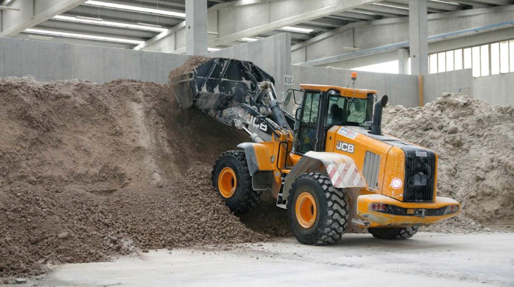 La macchina opererà in un ambiente caratterizzato da abbondante presenza di polveri e dagli spazi di manovra particolarmente ristretti. 