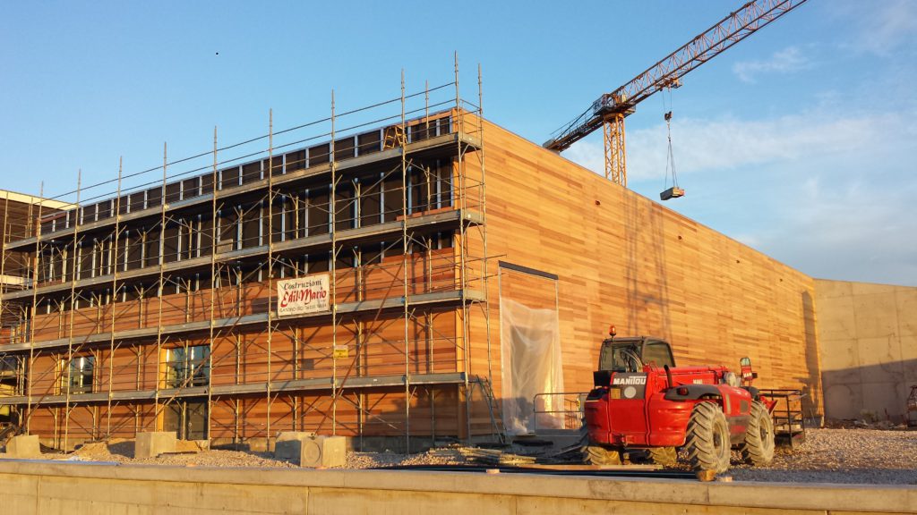 Come per il progetto originario, la semplicità geometrica della forma assieme ai materiali naturali (legno di cedro non trattato) utilizzati sono garanzia di un inserimento ambientale rigoroso e di basso impatto.