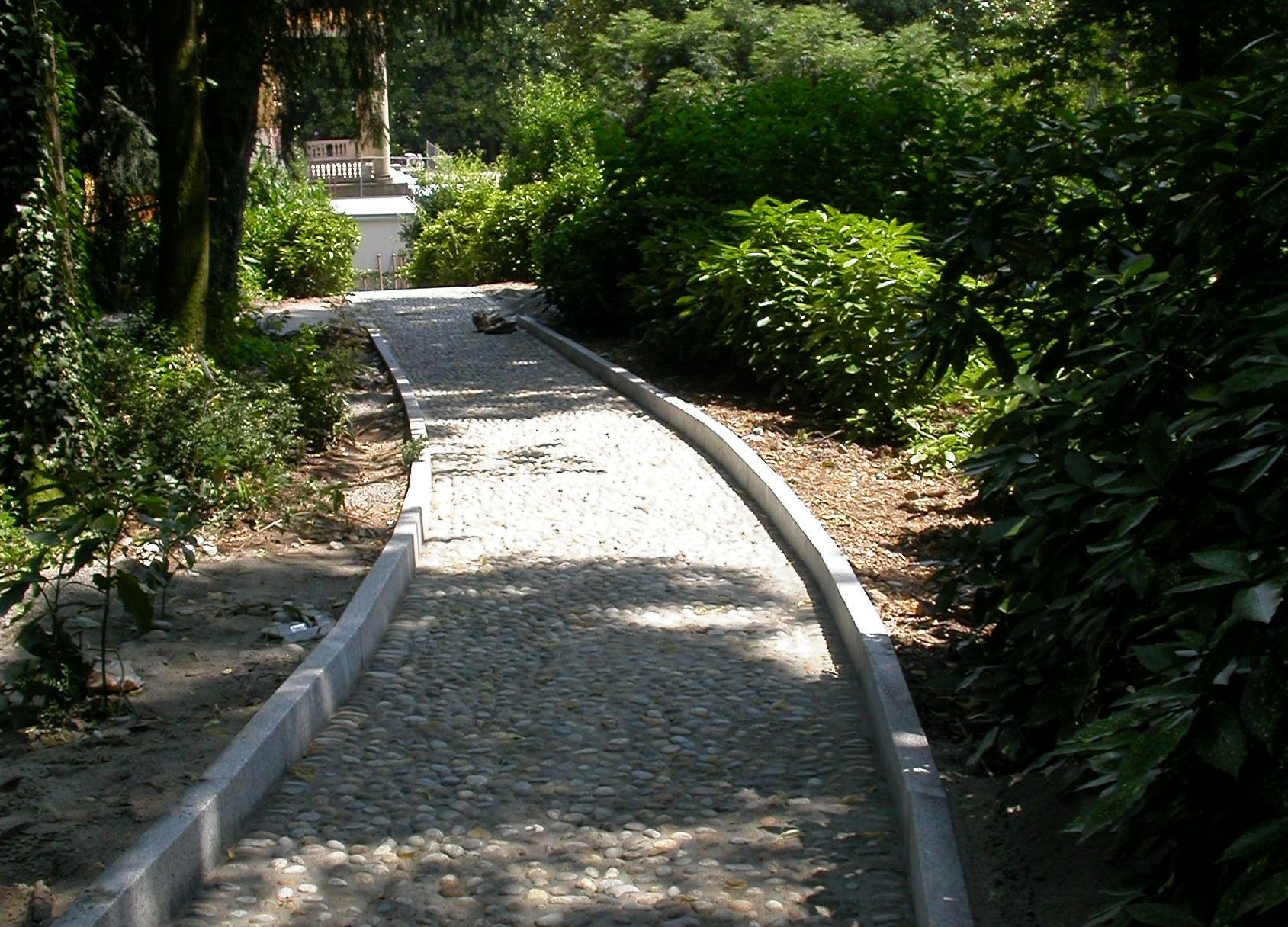 Sistemazione dei percorsi del parco e della nuova recinzione in ferro esterna del parco.