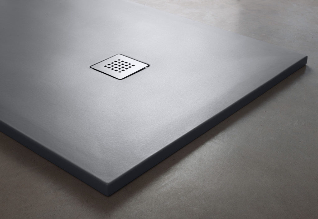 Nell’immagine, dettaglio del piatto doccia in ceramica della nuova collezione Infinito di Cielo, qui proposta nella finitura Basalto. (foto Ceramica Cielo)