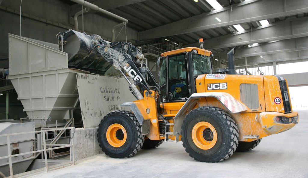 La benna ha la capacità di 3 mc.. 