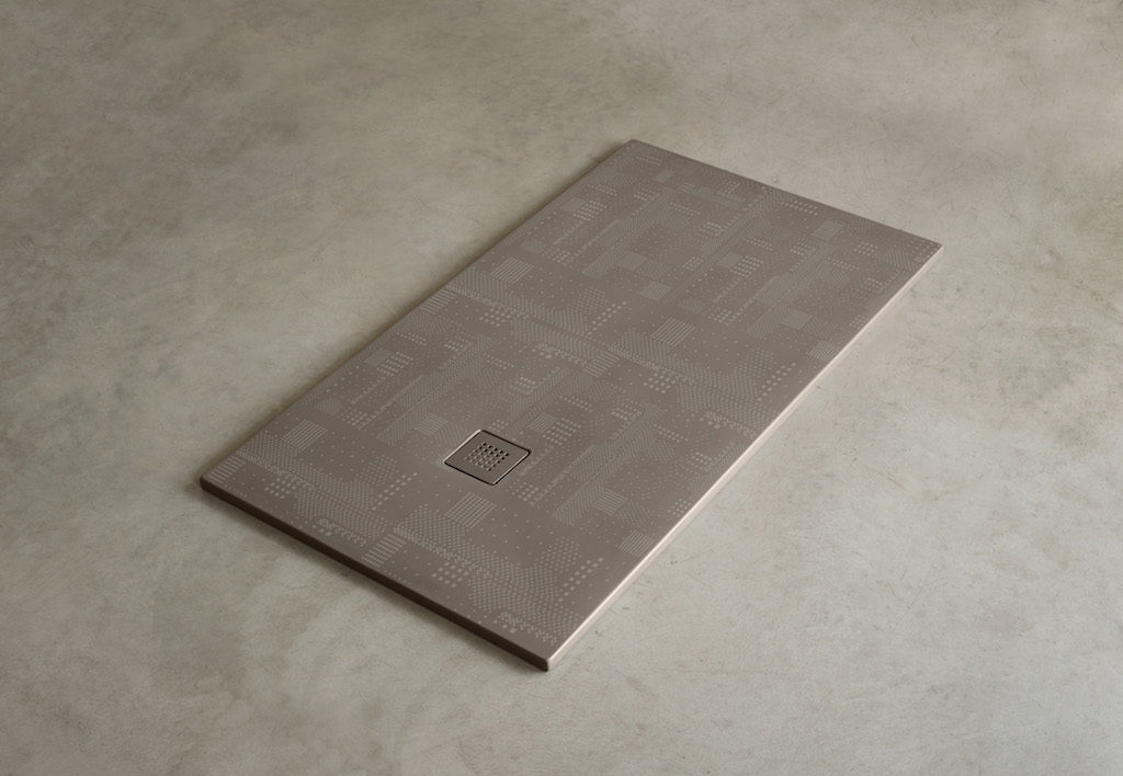 Nell’immagine, piatto doccia in ceramica della nuova collezione Infinito di Cielo, qui proposta nella finitura Arenaria dell’esclusiva gamma cromatica “Terre di Cielo”, nella versione antiscivolo. (foto Ceramica Cielo)