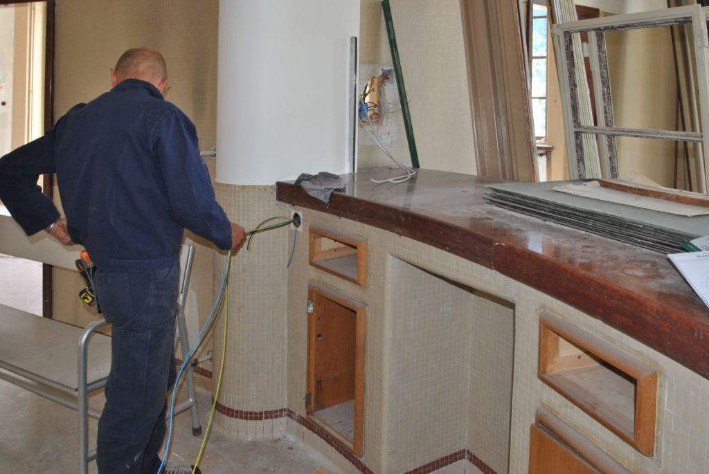 Infilaggio dei cavi doppi e isolamento in tubi esistenti.