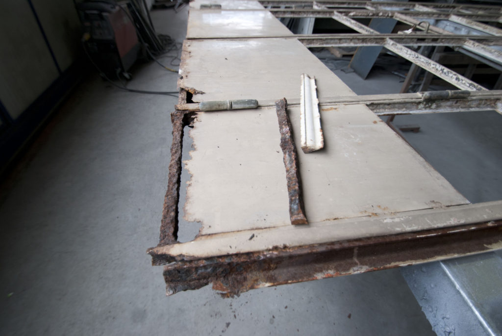 Il degrado della parte inferiore dei serramenti.