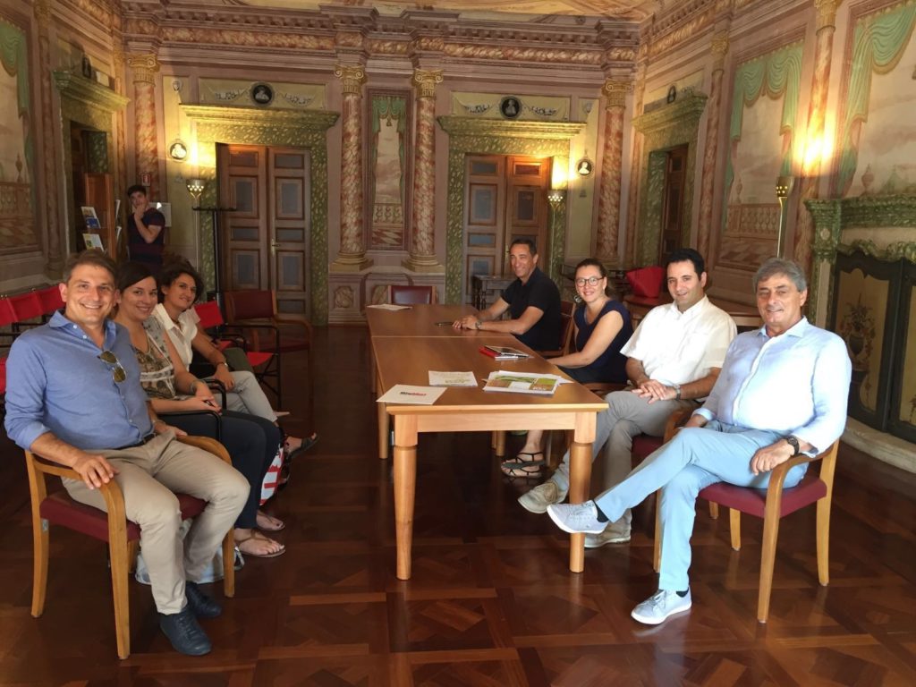 La presentazione dell'evento. Da sinistra in senso orario: Alessandro Carini (BigMat Carini Edilizia), Laura Viola (BigMat Carini Edilizia), Arianna Tosi (associazione Nettare), Graziano Rigotti (referente Associazione Artigiani), Silvia Girelli (assessore all'Ambiente Comune di Arco), Stefano Miori (assessore all'Energia Comune di Arco), Giulio Carini (BigMat Carini Edilizia).