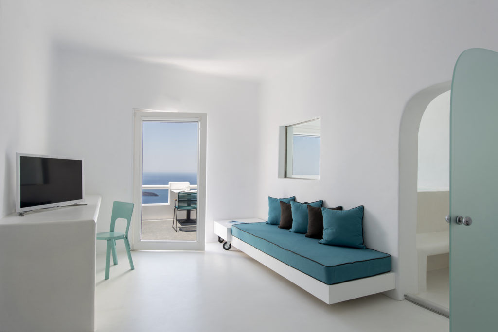 Ambiente living di una camera, pavimento e pareti realizzate con la collezione Resina Materia di Elekta by Gruppo Gani (foto Elekta by Gruppo Gani)