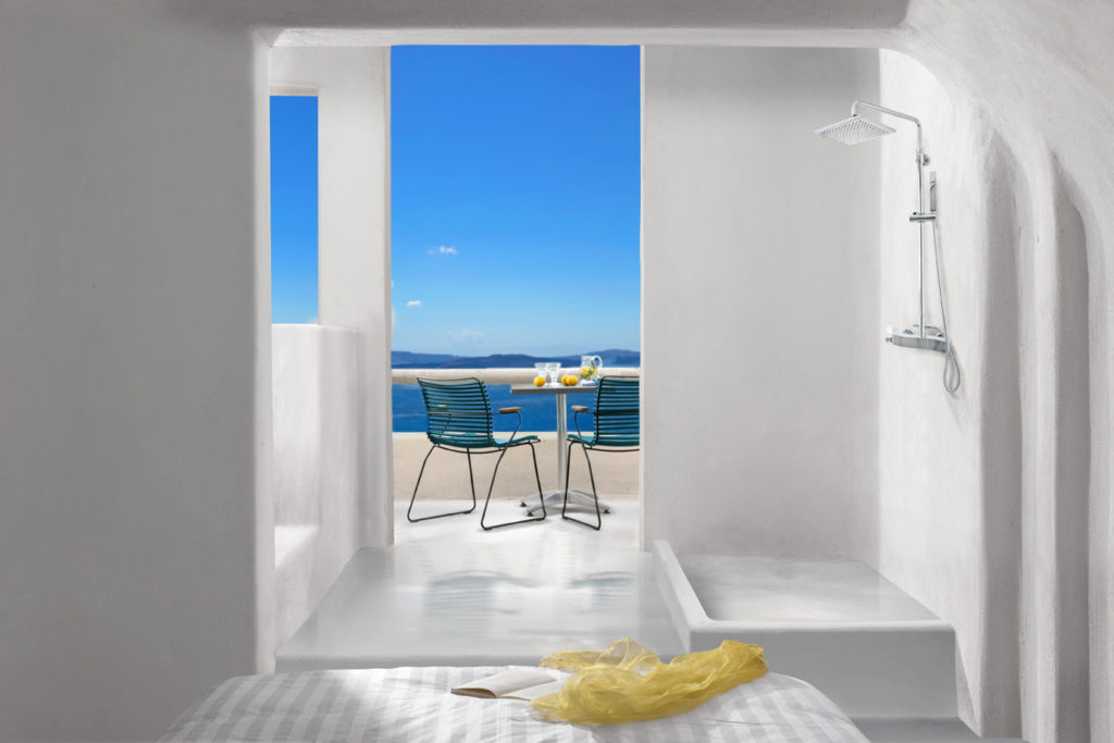 Ambiente bagno con ingresso terrazzo. Pavimento e pareti realizzate con la collezione Resina Materia di Elekta by Gruppo Gani. (foto Elekta by Gruppo Gani)