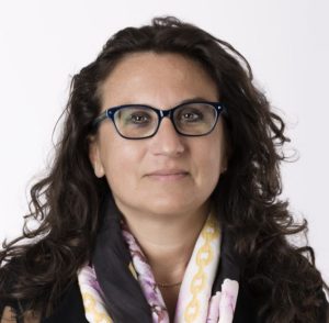 Ing. Claudia Chiti | Il Valore della conoscenza | «Un intervento davvero antisismico deve assicurare l’incolumità delle persone e il mantenimento delle funzioni essenziali dell’edificio, ed oggi è possibile. Knauf è in prima fila per dare alle autorità competenti ogni sorta di ausilio affinché possano emanare norme sempre più aggiornate e capaci di cogliere i vantaggi dello stato dell’arte della tecnologia edilizia. Un ruolo enorme nella trasmissione della conoscenza è svolto dalla partecipazione a progetti di ricerca internazionali, dalla formazione dei professionisti tecnici con ordini e università, dalla formazione degli operatori in tutta la filiera edilizia».