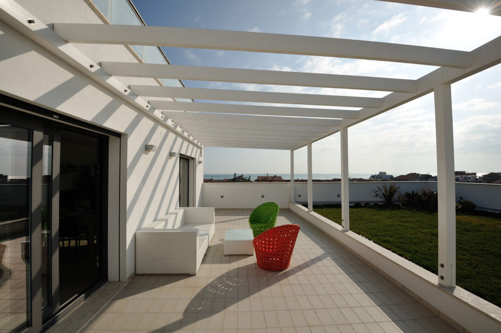 Ogni abitazione è caratterizzata da un ampio terrazzo coperto e/o da un giardino, configurati come continuum della zona giorno, in modo da creare uno spazio da vivere tutto l’anno e non solo nella stagione estiva.