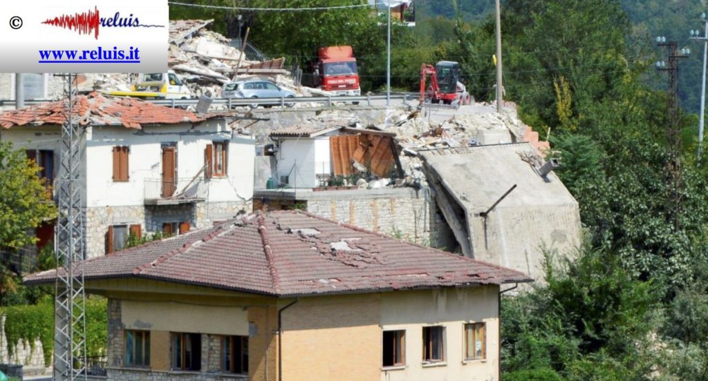 Edificio in muratura a Pescara del Tronto (frazione di Arquata del Tronto). Collasso globale di edificio con scivolamento rigido della copertura in c.a (foto ReLUIS)