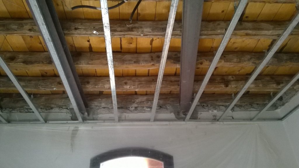 2. Solaio di un edificio pubblico sostenuto da profili in acciaio: nel progetto originario, i profili non erano evidenziati.