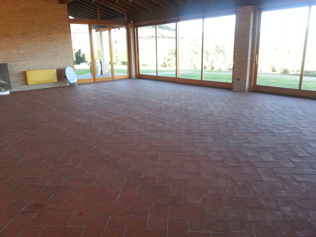 La pavimentazione della cantina agricola Ronco Calino prima dell'intervento di trattamento con i prodotti Fila.