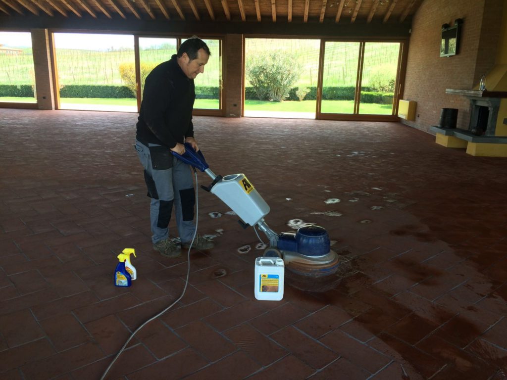 La pavimentazione in tavelle di cotto fatte a mano è stata trattata con prodotti antimacchia e antisporco. 