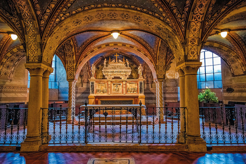 L'ampia cripta, scavata in epoca romanica ma rinnovata nel 1606, ha tre navate e conserva l'Arca dei santi Marcellino e Pietro, del 1506.