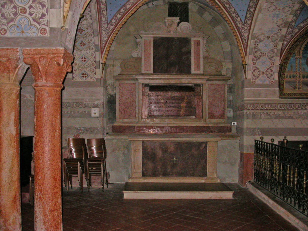 Nell’immagine è possibile vedere uno dei 4 dispositivi Genié installati a muro nella cripta del Duomo di Cremona.