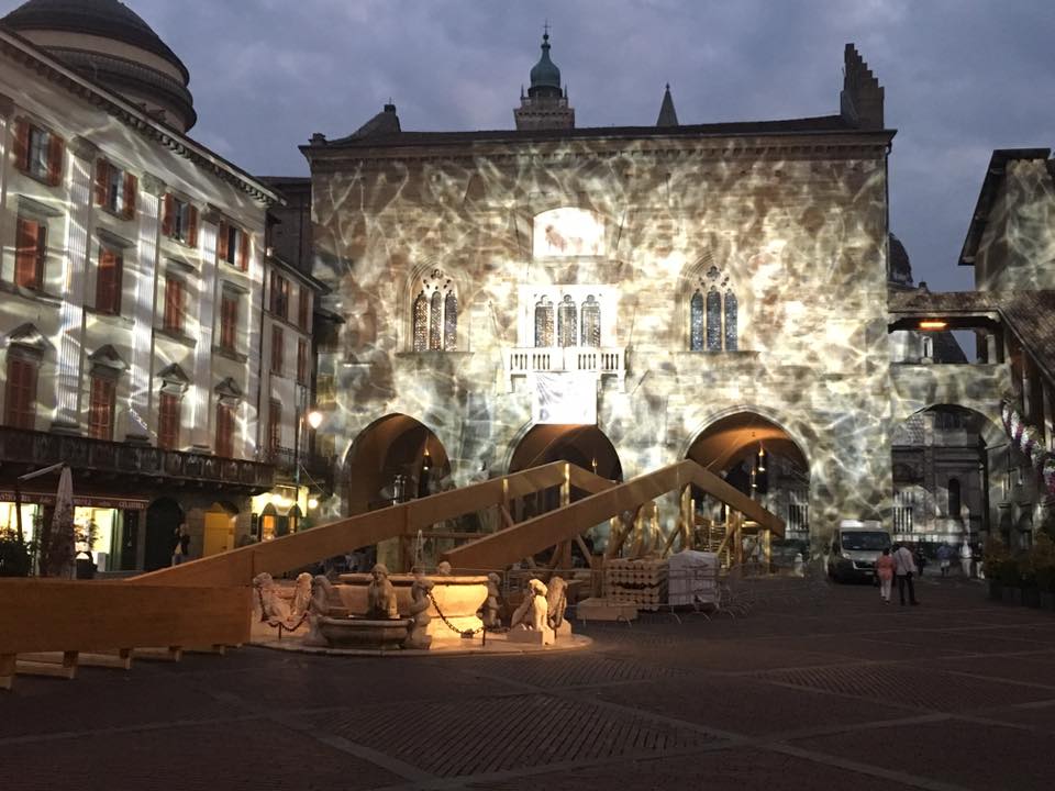 Bergamo, lavori in corso in Piazza Vecchia (foto I Maestri del Paesaggio)
