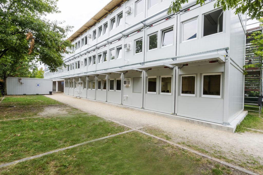 Scuola media di Lana formata da 117 container.