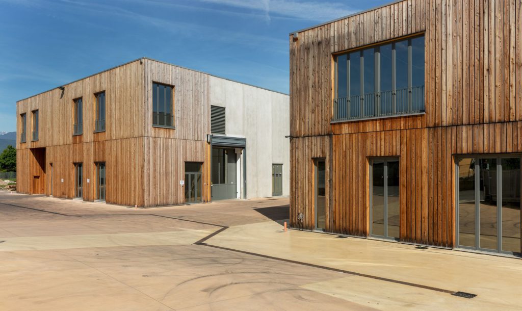 L’intervento si articola in due lotti: il primo consta di due palazzine uffici a due piani; il secondo di una sopraelevazione di un capannone industriale di 1100 mq di superficie.