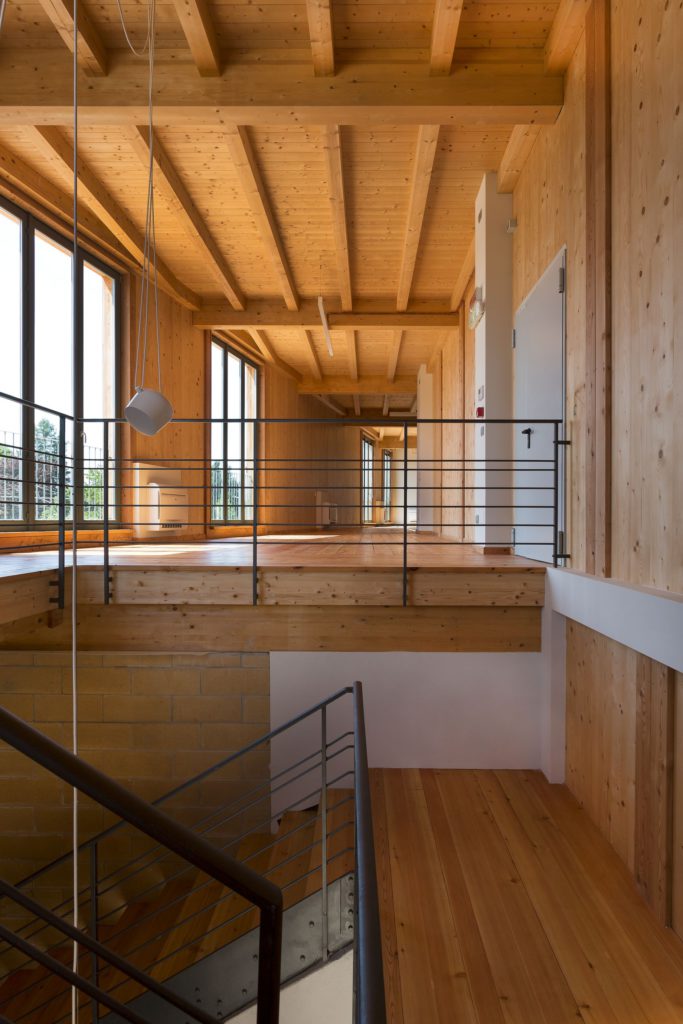 Interni caratterizzati tutti dal legno a vista.